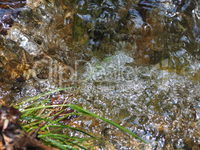 wasserfall mit luftblasen