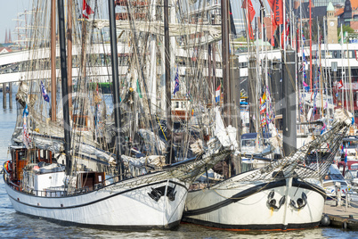 Traditionelle Segelschiffe im Hafen von Hamburg