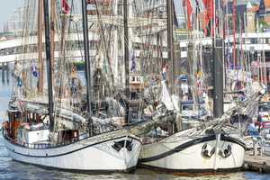 Traditionelle Segelschiffe im Hafen von Hamburg