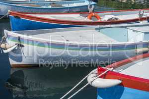 Boote im Hafen von Garda, Italien