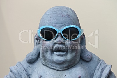 asiatische Figur mit Sonnenbrille