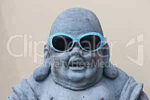 asiatische Figur mit Sonnenbrille