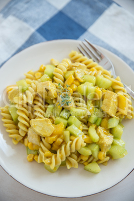 Curry Nudelsalat mit Hähnchen