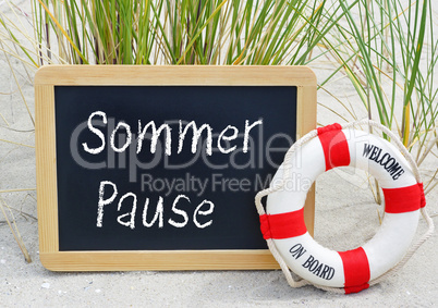 Sommerpause - Kreidetafel mit Rettungsring