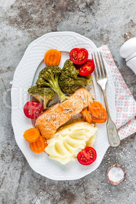 Salmon fish steamed with vegetables