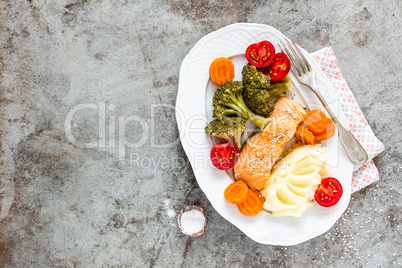 Salmon fish steamed with vegetables