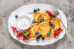 Cottage cheese fritters, pancakes with berries