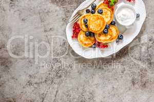 Cottage cheese fritters, pancakes with berries