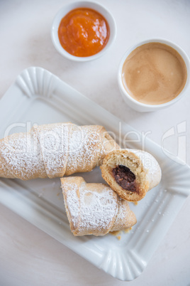 Croissant gefüllt mit Schokolade