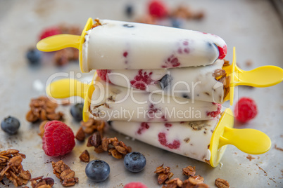 Müsli Eis am Stiel mit Beeren