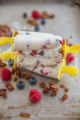 Müsli Eis am Stiel mit Beeren