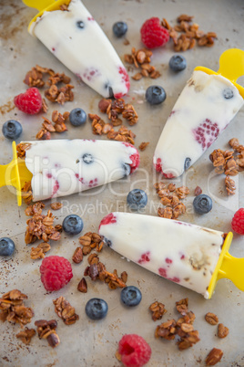 Müsli Eis am Stiel mit Beeren