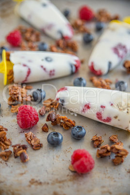 Müsli Eis am Stiel mit Beeren