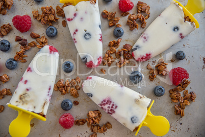 Müsli Eis am Stiel mit Beeren