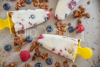 Müsli Eis am Stiel mit Beeren