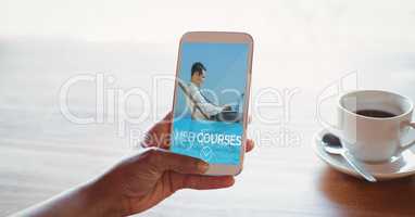 Person holding a phone with e-learning information in the screen