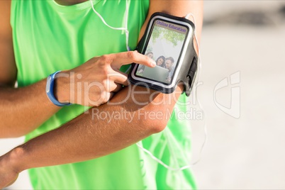 Man using a phone with e-learning information in the screen