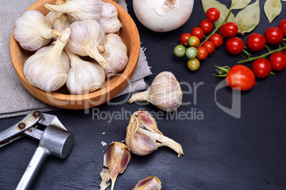 Fresh garlic in a wooden bowl