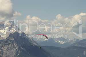 Gleitschirmflieger an der Zugspitze