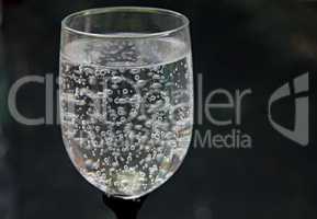 perlendes Wasser im Glas