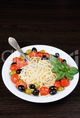 Spaghetti with olives and tomatoes