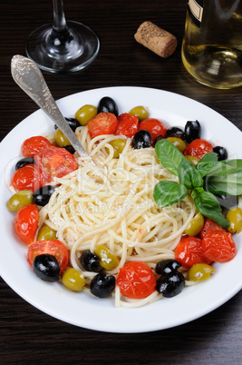 Spaghetti with olives and tomatoes