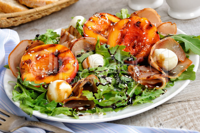 Salad of ham, nectarine and mozzarella
