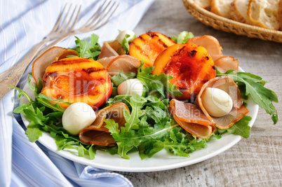 Salad of ham, nectarine and mozzarella