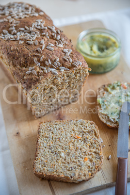 Vollkornbrot mit Butter und Schnittlauch