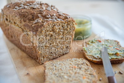 Vollkornbrot mit Butter und Schnittlauch