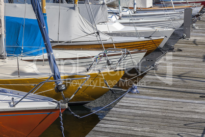 Segelboote im Hafen