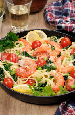 Pasta with shrimp and vegetables