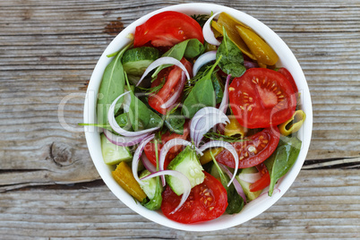 A bowl of lettuce from tomatoes, spinach and various fresh vegetables