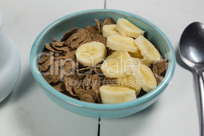 Wheat flakes and banana slice in bowl