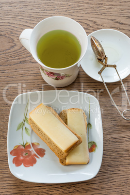 Green tea with crackers  and cheese