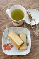 Green tea with crackers  and cheese