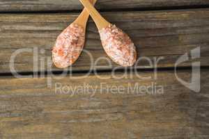 Himalayan salt in spoon