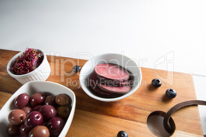 Beetroot slices with olives in bowls
