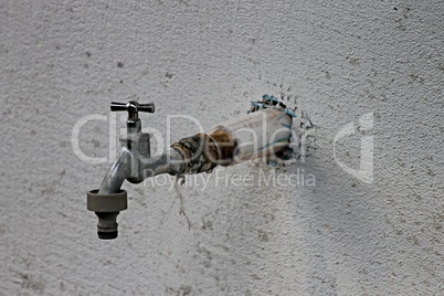 Wasserhahn auf einer Baustelle