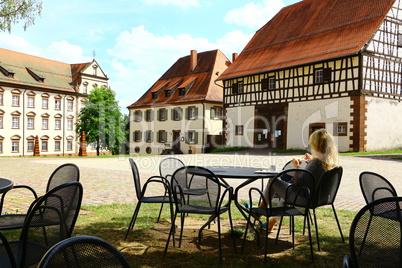 Pause im Innenhof von Kloster Kirchberg