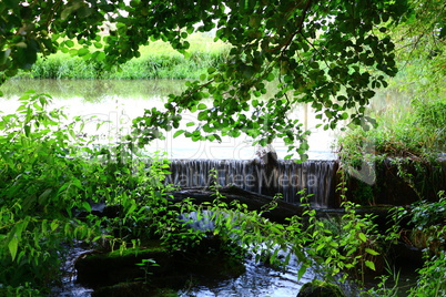 Überlauf am Fluss Abens in Bad Gögging