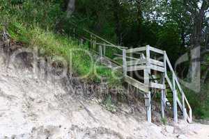 Holztreppe an der Steilküste in Niendorf an der Ostsee