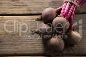 Tied beetroot of wooden table