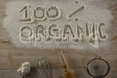 The word 100 percent organic written on sprinkled flour