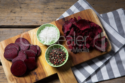 Beetroot slice with black pepper and salt in bowl