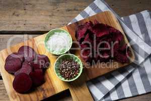 Beetroot slice with black pepper and salt in bowl
