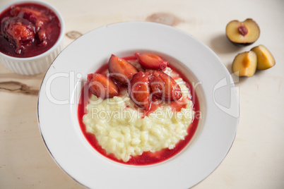 Milchreis Pudding mit Pflaumen Kompott