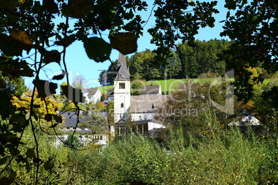Blick auf den Ortskern eines Stadtteil der Stadt Schmallenberg im Hochsauerland