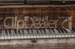 altes klavier in haus