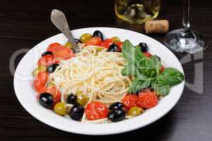 Spaghetti with olives and tomatoes